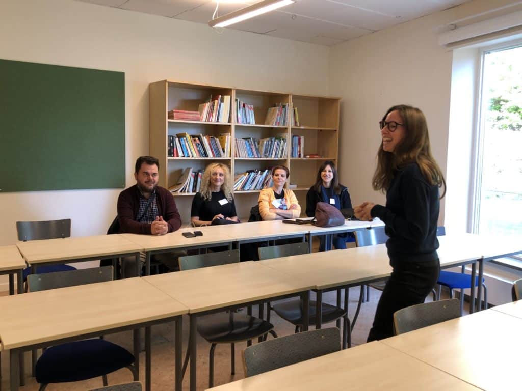 Erasmus-projektet besöker en lektion med Rebecca Grönstedt, lärare på IB Career-related Programme