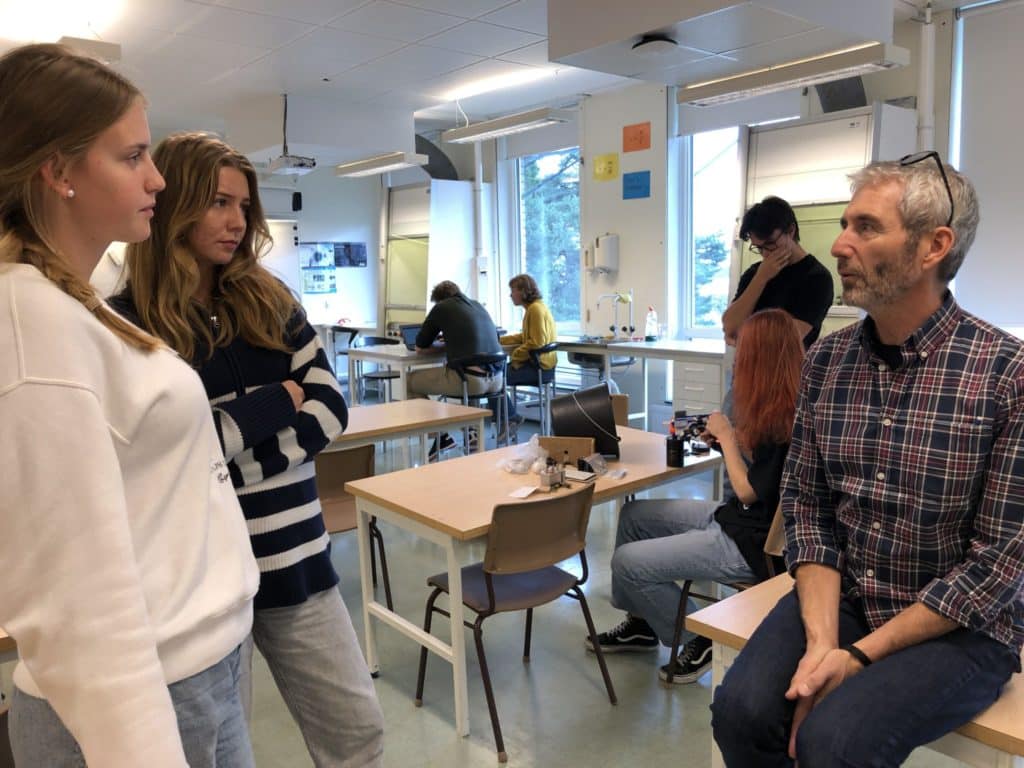  Lovisa och Vilma passar på att prata med sin lärare Björn Franzén