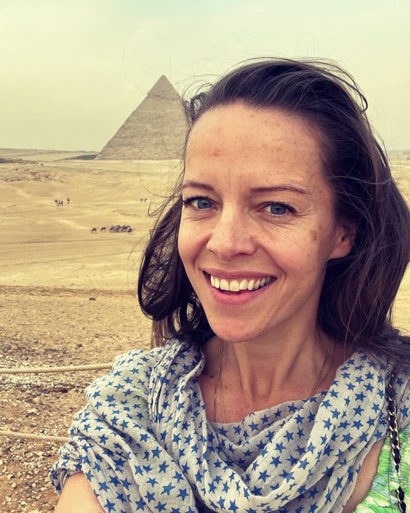 Aurore Belfrage framför en pyramid i öknen