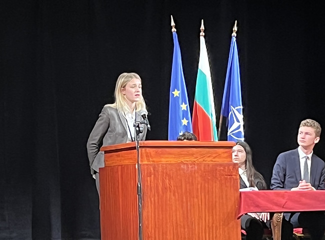 emilia Fredriksson i talarstolen på MEP