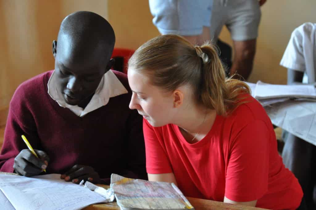 Kenya-projektet, Mama Norahs Education Centre: Ett fint möte uppstår vid skolbänken.