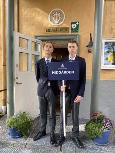 Elever från Midgården utanför Miidgårdens entré