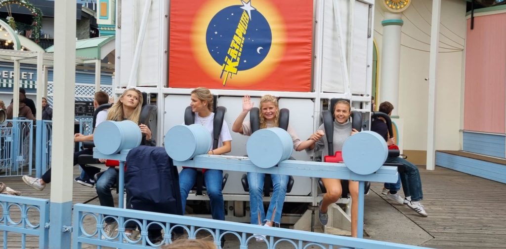 SSHL-elever från NA24 besökte Gröna Lund för att göra experiment i fysik, hösten 2023.