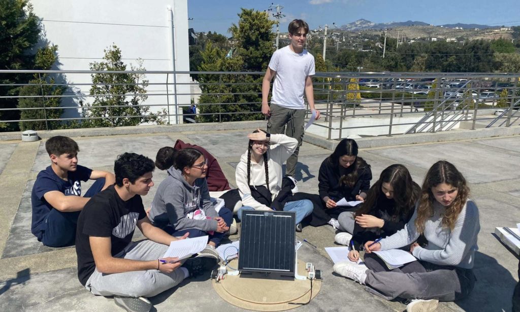 Eleverna på AE skolan i Aten samarbetar med SSHLs elever i ett experiment