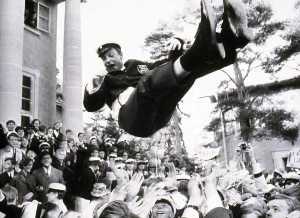 Kronprins Carl Gustaf hissas i luften vid studenten, svartvit foto, Sigtuna Humanistiska Läroverk 1966.