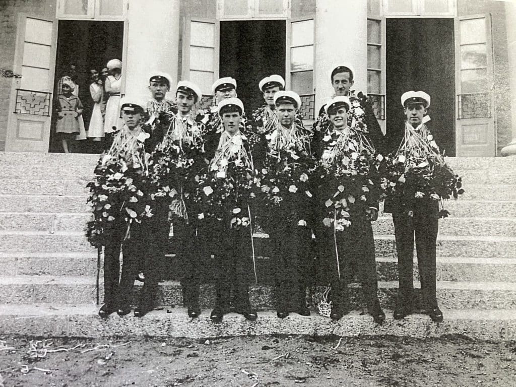 Här ser vi de första tio eleverna som tog studenten på SHL 1932, när de stolt står uppställda på Midgårdstrappan. 