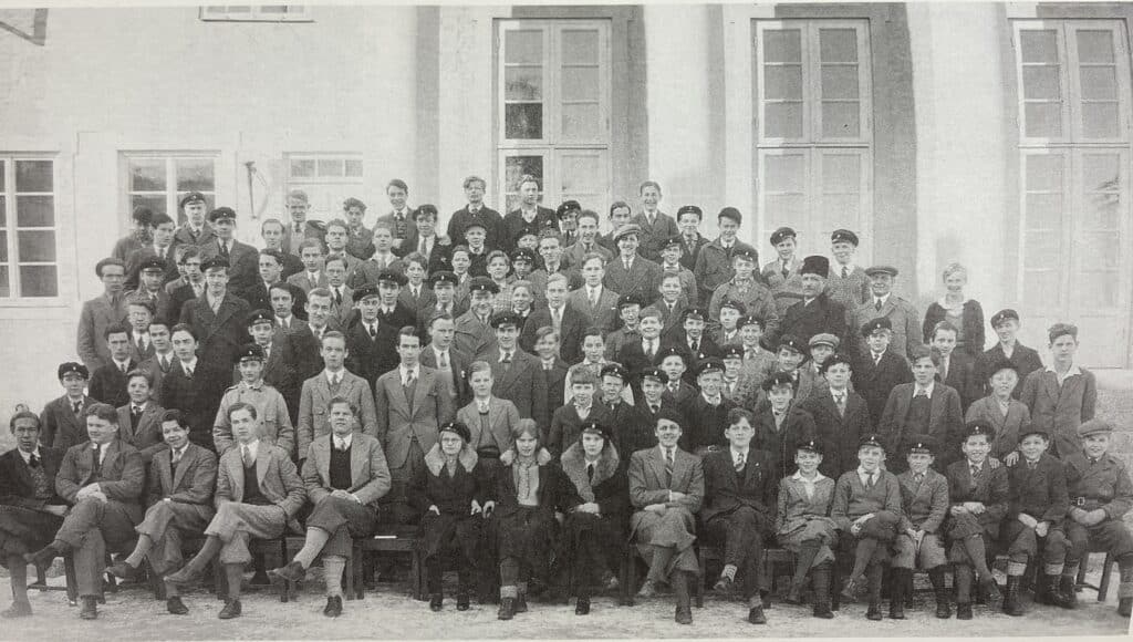 År 1931 gick det drygt 100 elever på Sigtunastiftelsens Humanistiska läroverk, här fotograferade på Midgårdstrappan.