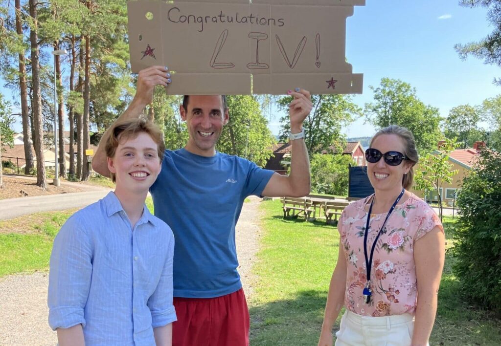 Liv Berglund tillsammans med två av hennes lärare; Christian Foley och Audrey Foley. 