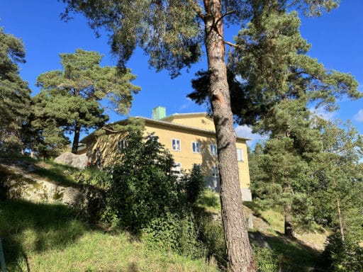 Backa Elevhem, sett från Instan