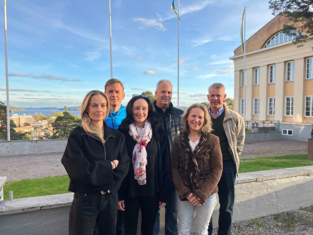 Föräldraföreningen på SSHL 2025-26 poserar på Midgårdsplan, med utsikt över Sigtuna i bakgrunden