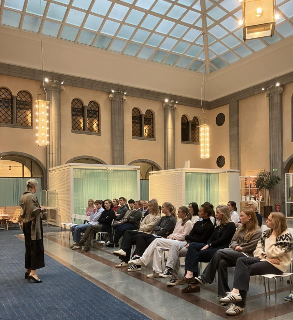 Eleverna på Mentorskapsprogrammet 2025 - studiebesök på UD.