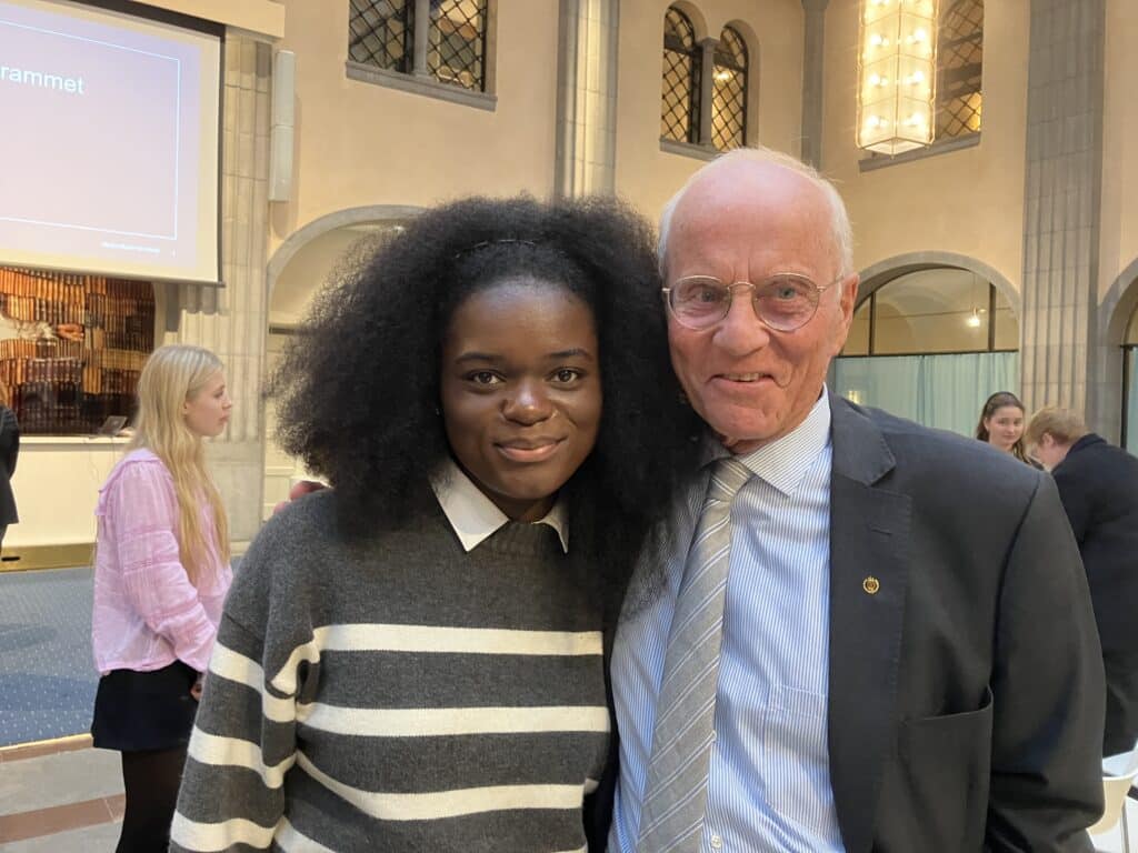 Lennart Linnér i pelarsalen på UD, tillsammans med sin mentorselev, 2025.