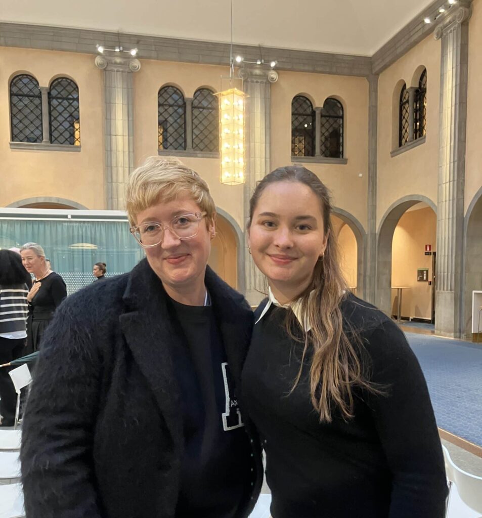 Anna Mårtensson, fotograf och före detta elev på SSHL, poserar på UD tillsammans med sin adept.