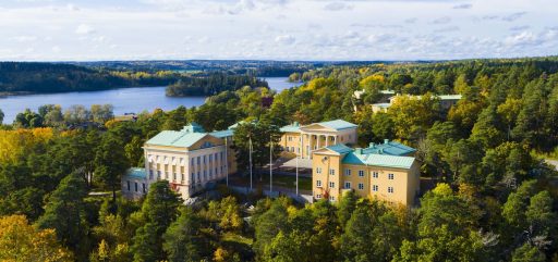 Flygbild över Gymnasiebyggnaden och Midgården, hösten 2020