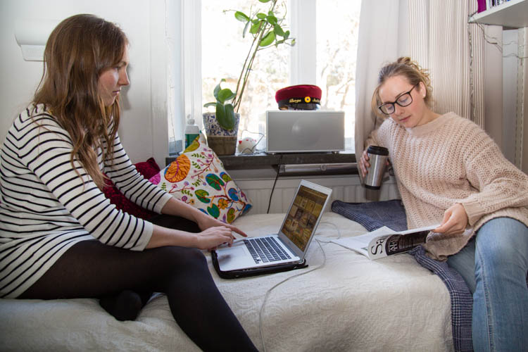 Två internatelever, tjejer, pluggar på sitt rum