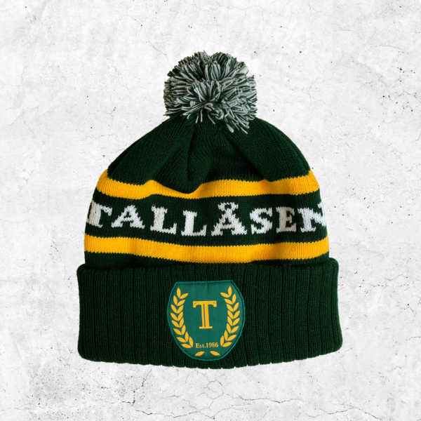 Klassisk vintermössa i Tallåsens färger grön, gul och vit, med skolans emblem.