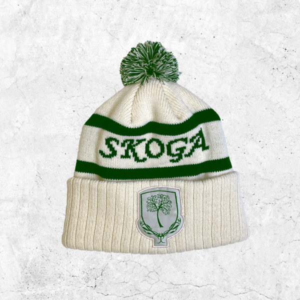 Klassisk vintermössa i Skogas färger grön och vit, med elevhemmets emblem.